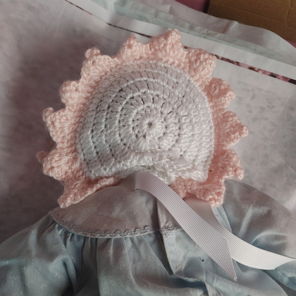 Handmade pink and white crochet baby hat bonnet - Picture 3 of 4